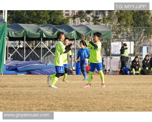 苹果壁纸男生足球明星的魅力与风采展现青春活力与梦想追逐