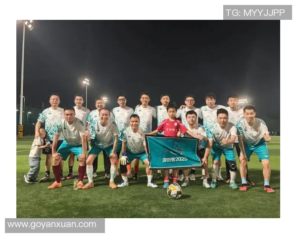 足球明星背影合影展现运动魅力与团队精神的精彩瞬间